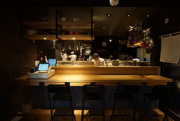 お一人様でもふらっと立ち寄れる、おしゃれな海鮮居酒屋 東京都の居酒屋・バルのデザイン施工事例 | 店舗設計施工.com