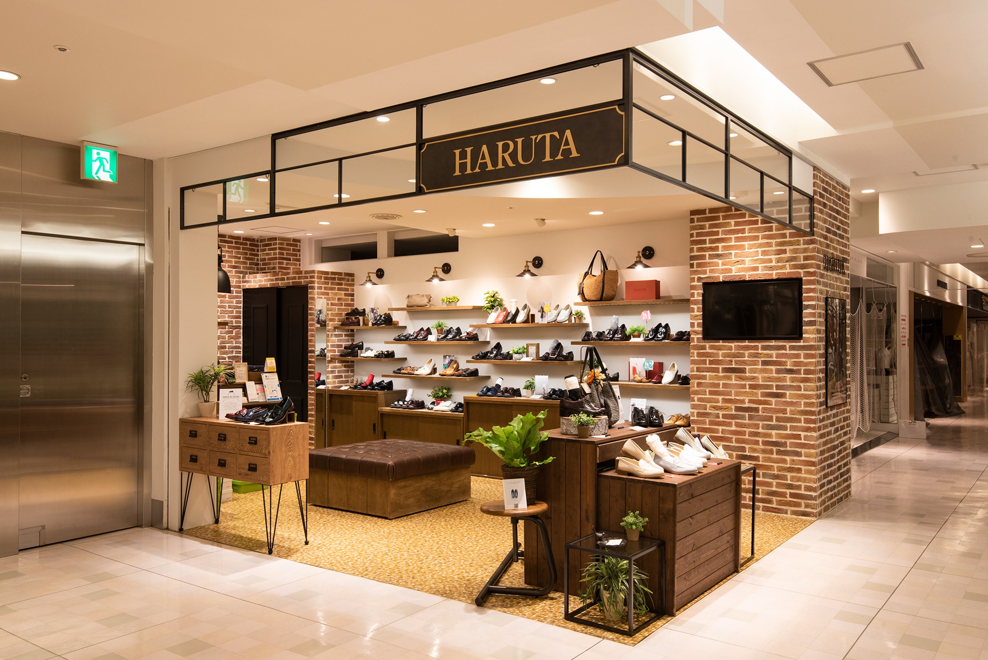 コンパクトでクラシカルな革靴屋 東京都のその他小売店のデザイン施工事例 | 店舗設計施工.com