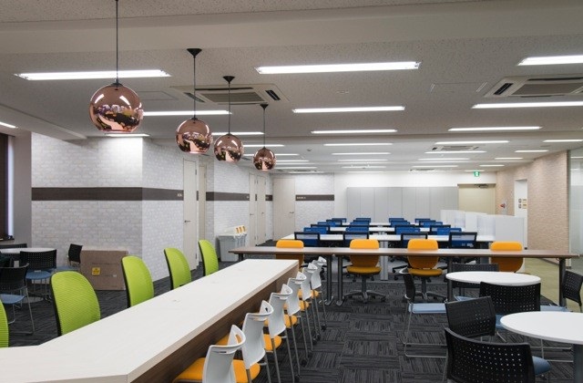 シンプルな内装の学習塾 東京都の学校・塾のデザイン施工事例 | 店舗設計施工.com