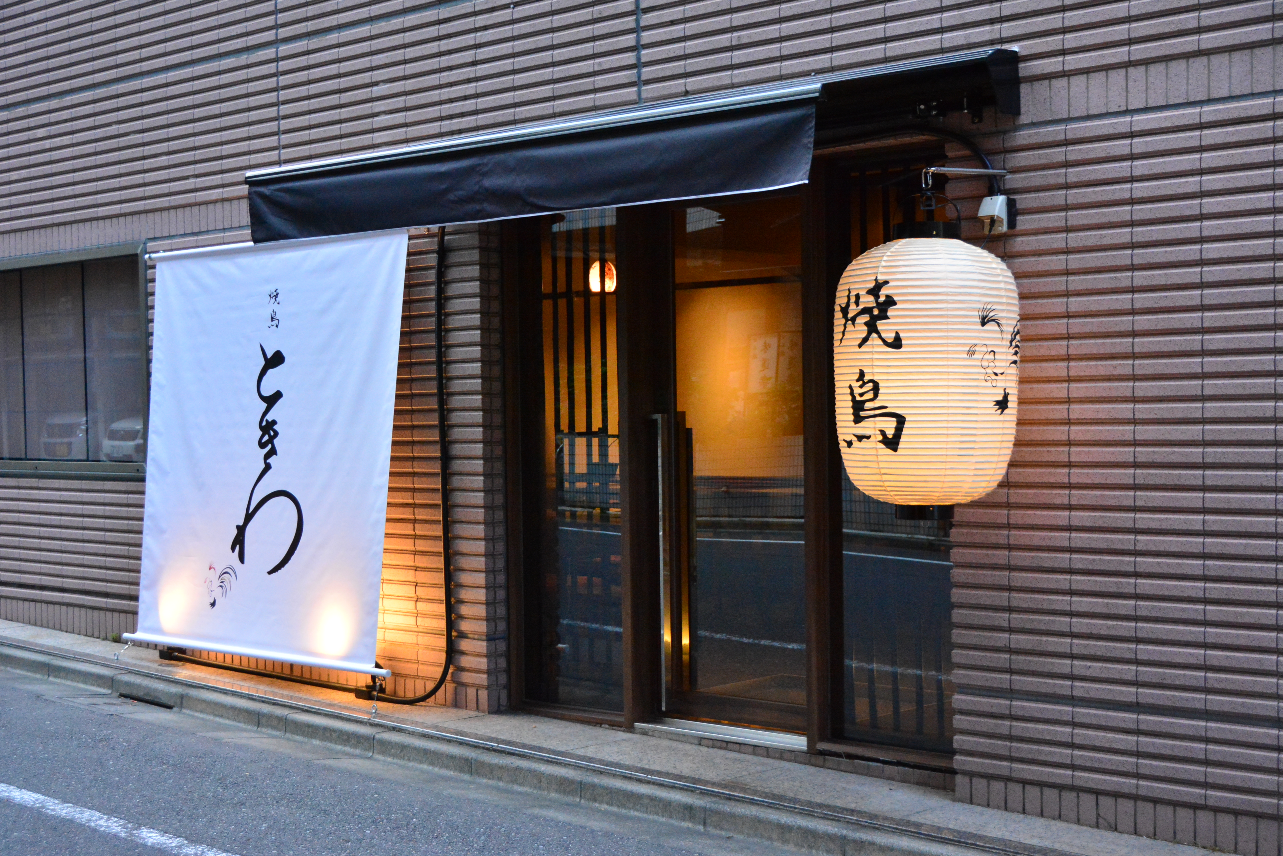高級感を少し感じさせつつ、入りやすい場所になるように。 東京都の居酒屋・バルのデザイン施工事例 | 店舗設計施工.com