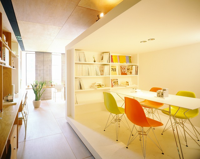 連続性の中にある独立性を、同一空間をあいまいに仕切る 愛知県のオフィスのデザイン施工事例