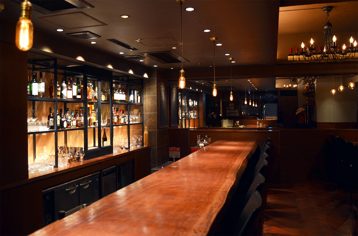 ダイニングレストランから、落ち着いたBarへ 東京都のダイニング・バーのデザイン施工事例 | 店舗設計施工.com
