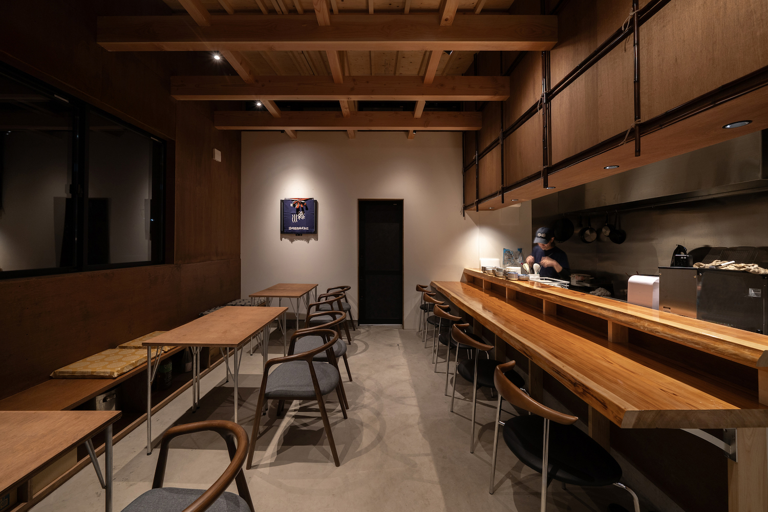 木の質感が映える、和モダン空間 愛知県の居酒屋・バルのデザイン施工事例 | 店舗設計施工.com