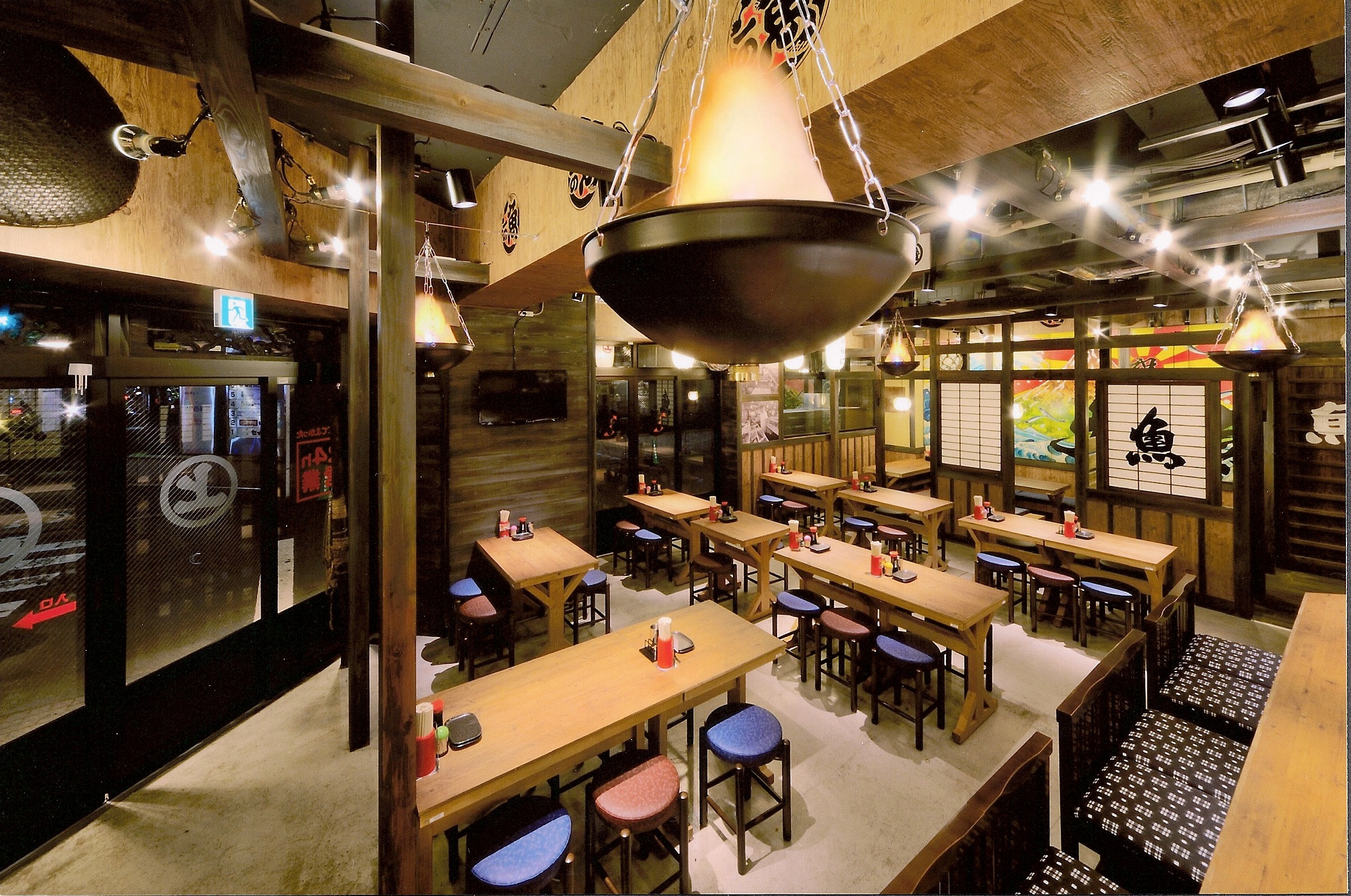 木材を多く使った和風な海鮮居酒屋 東京都の居酒屋・バルのデザイン施工事例 | 店舗設計施工.com