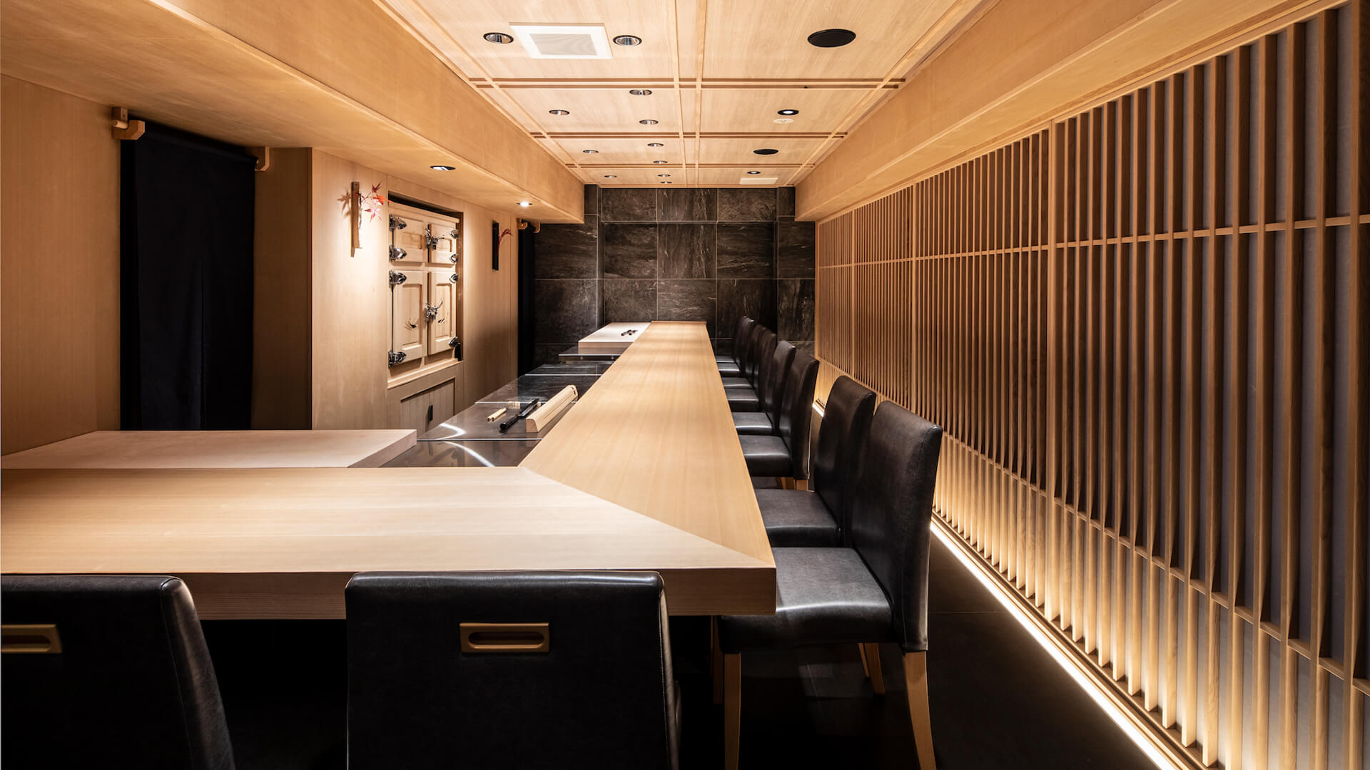 大人の街にふさわしい江戸前の高級鮨店。 東京都の寿司・日本料理のデザイン施工事例 | 店舗設計施工.com