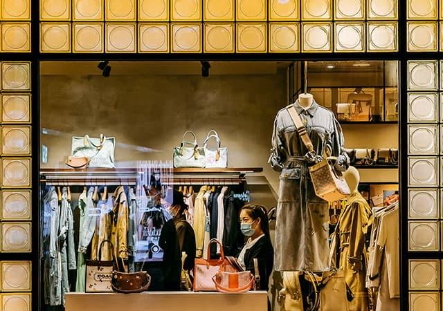 外からの視線を掴むディスプレイ