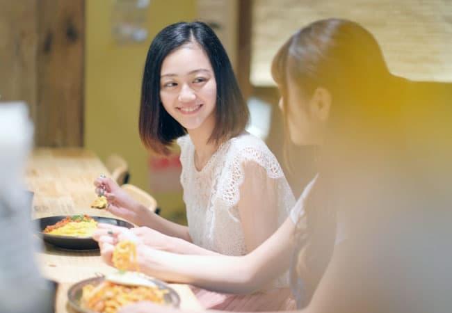 お客様に不快感を与えないカウンターの高さ