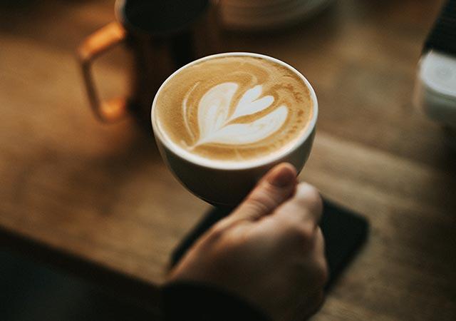 カフェで提供されるコーヒーのイメージ