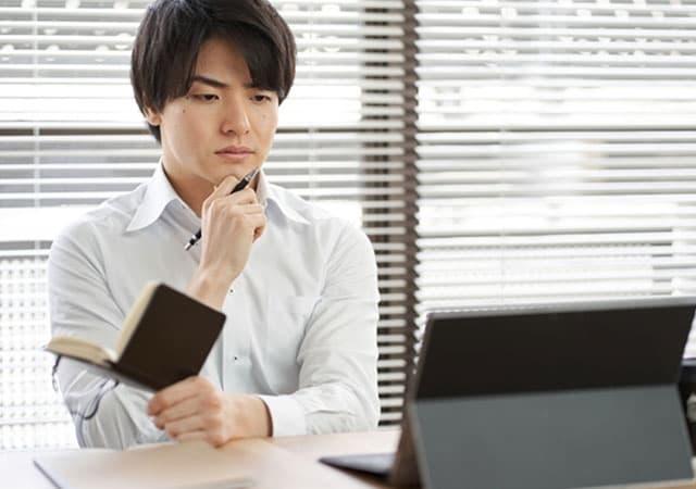 耐用年数について考える経営者イメージ