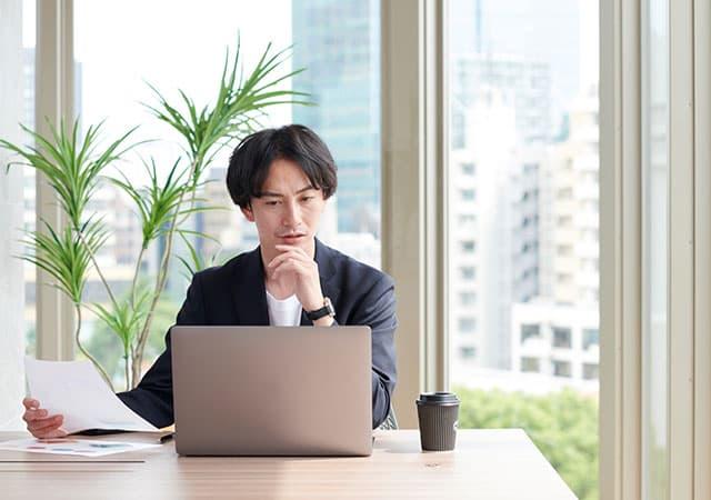 飲食店の内装を考えるオーナーのイメージ