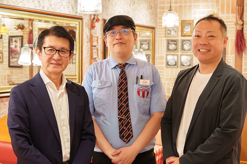 店舗設計施工.comでマッチングした施工会社と作り上げた店舗「ラケル クリスタ長堀店」の店内で並ぶ、松本様、店長、古川原の3人