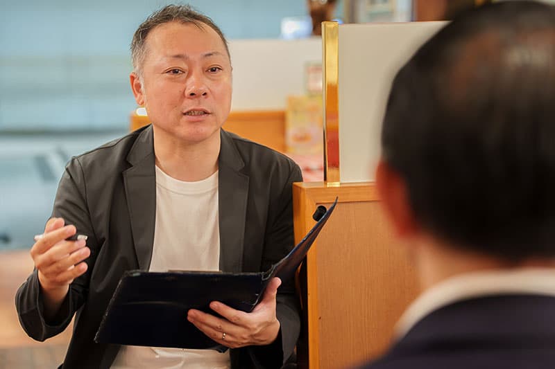 松本様の言葉に耳を傾け、インタビューを行う店舗設計施工.com運営担当