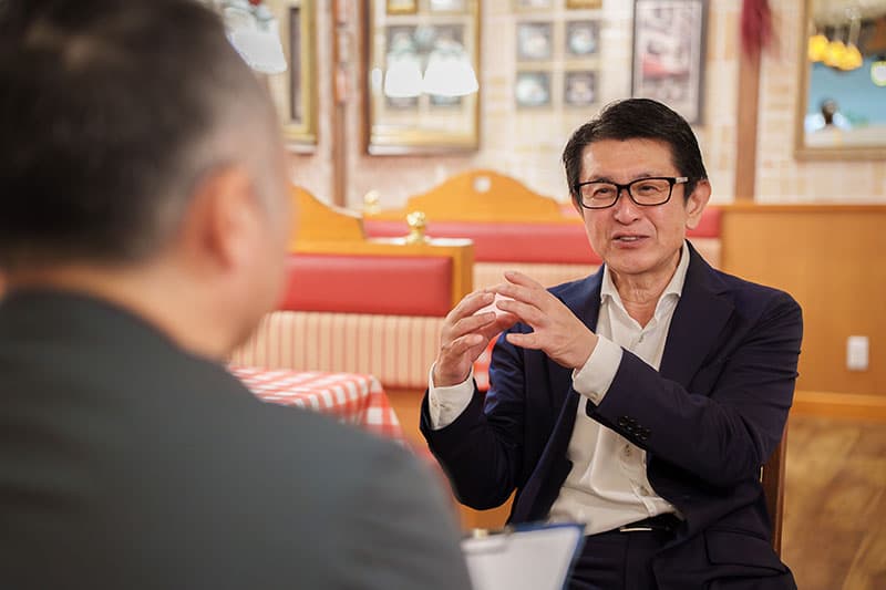 施工会社のスピード対応や工事中の進捗管理について笑顔で話す松本様